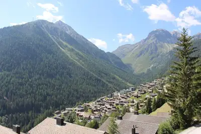 Image de 3-pièces pour 4-5 personnes : Living avec cheminée + canapé-lit - 1 chambre à 2 lits - 1 chambre ave