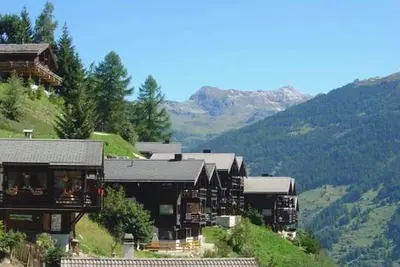 Image de 3 pièces confortable pour 4-5 personnes : Living avec canapé lit - cuisine avec lave-vaisselle - 1 c