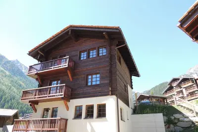 Image de 3 pièces duplex pour 4-5 personnes près des remontées mécaniques : Rez: Living avec canapé-lit doubl