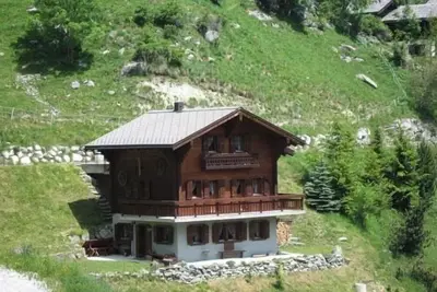 Image de Confortable chalet pour 6 personnes : living avec fourneau scandinave - cuisine avec lave-vaisselle