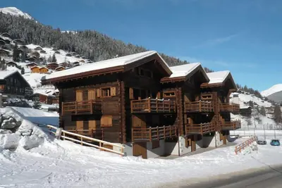 Image de 3 pièces pour 4 - 6 personnes : Living avec fourneau à bois et canapé-lit double - cuisine avec lave