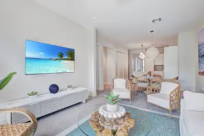 Image de Spacious 3-bedroom condo in gated community near beach, with gym + pool