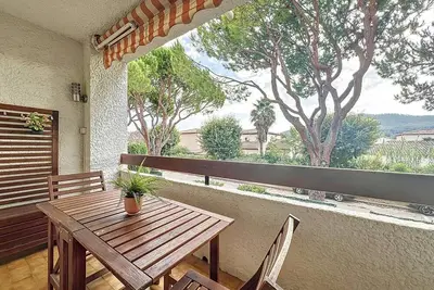 Image de Type 2 à Saint-Cyr-sur-Mer avec terrasse et parking, idéal pour 4 personnes