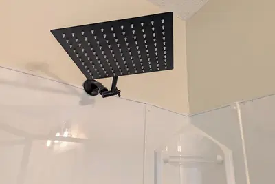 Image de Find Tranquility in spacious farm house on Lake Cammack in Burlington.