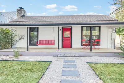 Image de Charming Downtown Buda Cottage | Walk to Dining, Shops & Nightlife