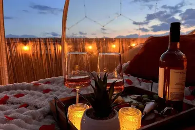 Image de Sleep23+Karaoke+Dome+HotTub+Games+MakeupStation