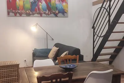 Image de Studio plein de charme avec mezzanine, jardin et terrasse.