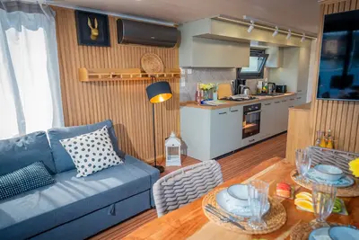 Image de Floatinghouse Aquila Woma D13 – Maison flottante moderne sur le Röblinsee