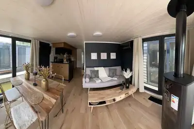 Image de Floatinghouse Enjoy Woma D13 – Maison flottante moderne sur le lac Röblinsee