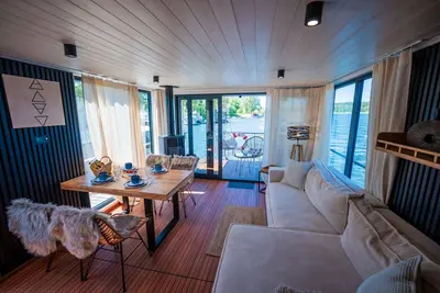 Image de Floatinghouse Elements Woma D13 – Maison flottante moderne pour 6 personnes sur le Röblinsee