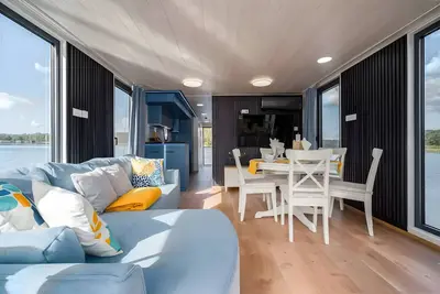 Image de Floatinghouse Liberty Woma D13 – Séjour moderne sur l’eau pour 7 personnes