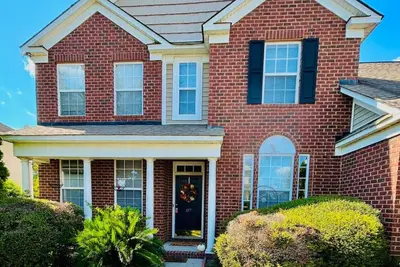 Image de Vyntra House | Pool Table | 15 Min to Fort Jackson