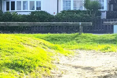 Image de Tiromoana beachfront Cottage. \nWorser Bay the heart of Wellington\"s film Industry