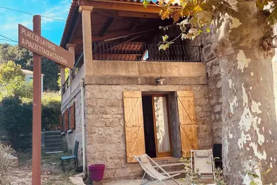 Image de maison de village entre mer et montagne