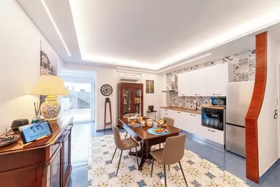 Image de Artist Lights in Luxury Apartment in the Center with A/C, WiFi, Outdoor Space