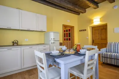 Image de A welcoming apartment of approximately 50 square meters, perfect for five people, located on the first floor of a historic building built in 1864 and renovated in 2025 while maintaining its historic atmosphere (No elevator). The property is located on Tar