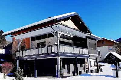 Image de Appartement « Koni’s Ferienwohnung » avec vue sur la montagne et parking couvert