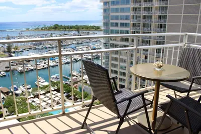 Image de 13th Fl Ilikai 2 Bdrm Condo | King | Ac | Marina View