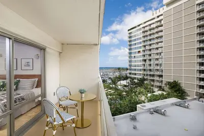 Image de 7th Fl Ilikai 2br Condo | King Bed | Pool | City View