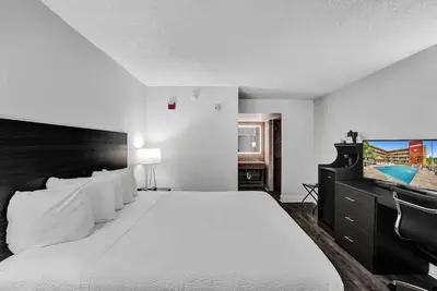 Image de Chic Downtown Haven near Hollywood Beach Broadwalk! 2 Relaxing Units!