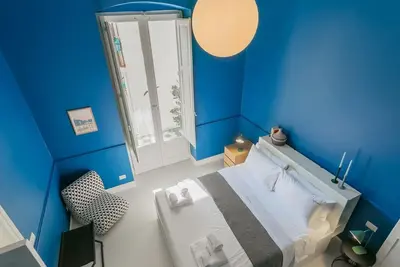Image de 🏡 Appartement au cœur de BariSitué à Largo Adua, l'un des quartiers les plus charmants de la ville, cet élégant appartement bénéficie d'un emplacement central, à deux pas du front de mer monumental, du port de plaisance et des principales rues