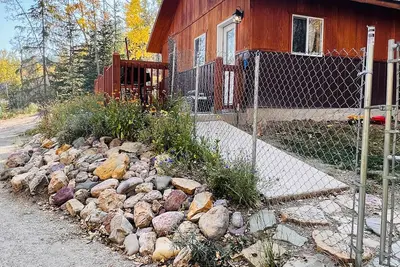 Image de Rising Wolf Getaway: pet friendly 2-bedroom cabin in beautiful Babb, Mt.