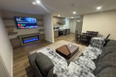 Image de Peaceful 2br Getaway with Fireplace & Parking Basement Suite