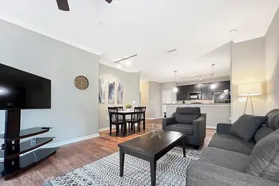 Image de Peaceful 2 Br with Private Garage, Prime North Tampa