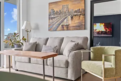 Image de Vrbo - Luxurious Home, near Toronto Go station & Pickering Casino