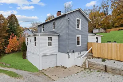 Image de Cozy Cabin Feel • Large Yard • Dog Friendly • Bar