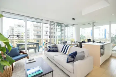 Image de Luxury West End Condo Close to Beaches, Parks and Nightlife