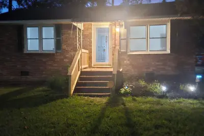 Image de 2-bedroom house in delightful Augusta with cool Ac and charm