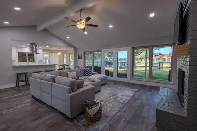 Image de New beautiful 3-bedroom lakefront home 5 mins from Granbury Square