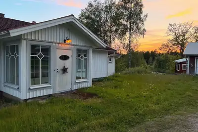 Image de Wake up to flower fields on a cozy countryside farm.