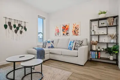 Image de Sol | Close to Airport, Trails & Parks | Pets Ok