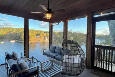 Image de Smith Lake waterfront retreat w/ hot tub, game room & private dock, sleeps 10