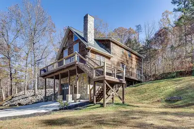Image de Cozy 3-Br Cabin on 2+ Acres W/Fire Pit, Pool Table & Creek - Near Greenville