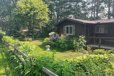 Image de Updated, Inviting & Nessled on Little Round Lake with Unspoiled Wilderness Views