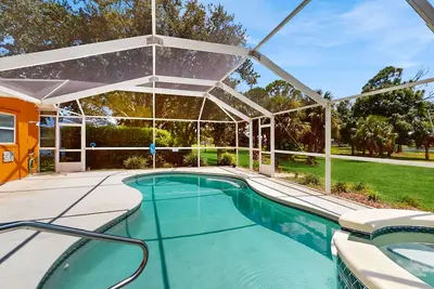 Image de Sun-Kissed House — Private Pool, Soothing Hot Tub & Bbq Grill-Ready Outdoor Patio! ☀️