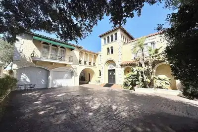 Image de Castle on The River with Pool By Tampa Zoo!