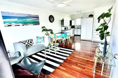 Image de Classic Fringe City Traditional 70's Balmoral Bungalow. . . Amazing Area!