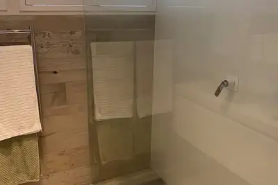 Image de Balmoral Beach Townhouse – A Stylish Beachside Escape with on Prem Parking.