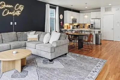 Image de New! Minutes to Uptown Clt w King Suites