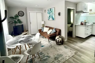 Image de 1-bedroom cozy private entry suite. \nPet-friendly