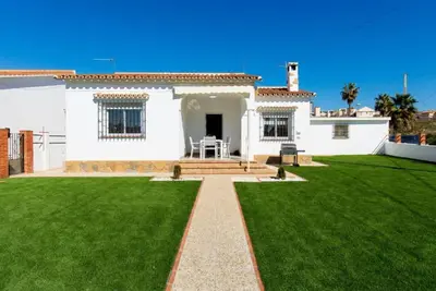 Image de The House Of Your Dreams:\nBeach, tennis, playground, l. garden, all within sight