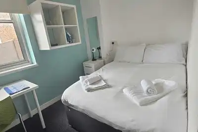 Image de 2 Budget En-Suite Rooms w Kitchen in Coventry