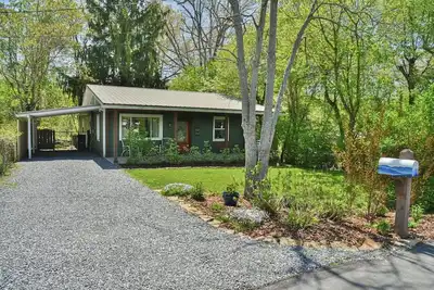 Image de Cozy retreat! Just mins to Biltmore & Down Town