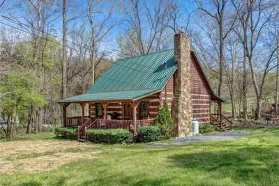 Image de Log Cabin Getaway: Hot Tub, Fire Pit & Peace