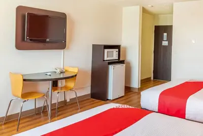 Image de Double Queen Comfort: Free parking, daily housekeeping, easy check-in/out