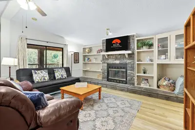 Serene Wimberley Escape with River Access, Kayaks & Fire Pit